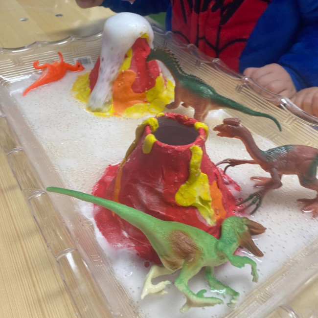 Atelierul Ariei™ este un spațiu dedicat explorării educative, creat pentru copii și părinți. Ne concentrăm pe explorare, conexiune și experiențe captivante, oferindu-ți un mediu relaxant și creativ.