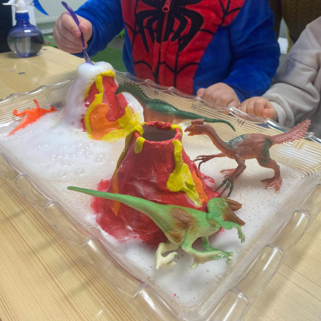 Atelierul Ariei™ este un spațiu dedicat explorării educative, creat pentru copii și părinți. Ne concentrăm pe explorare, conexiune și experiențe captivante, oferindu-ți un mediu relaxant și creativ.